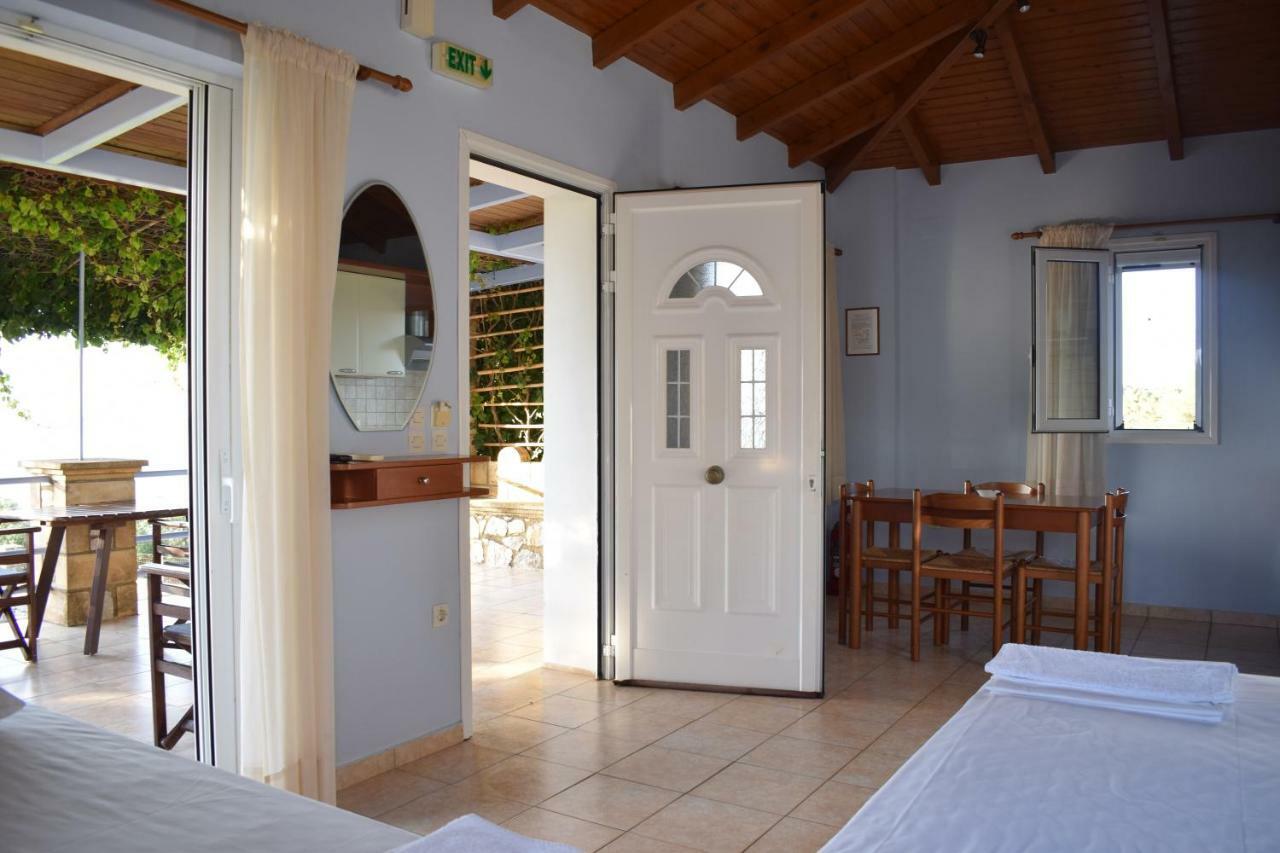 Alexandros Seaside Family Apartments & Villas - Paradise, 7' From Petalidi Kalamaki  Exterior photo