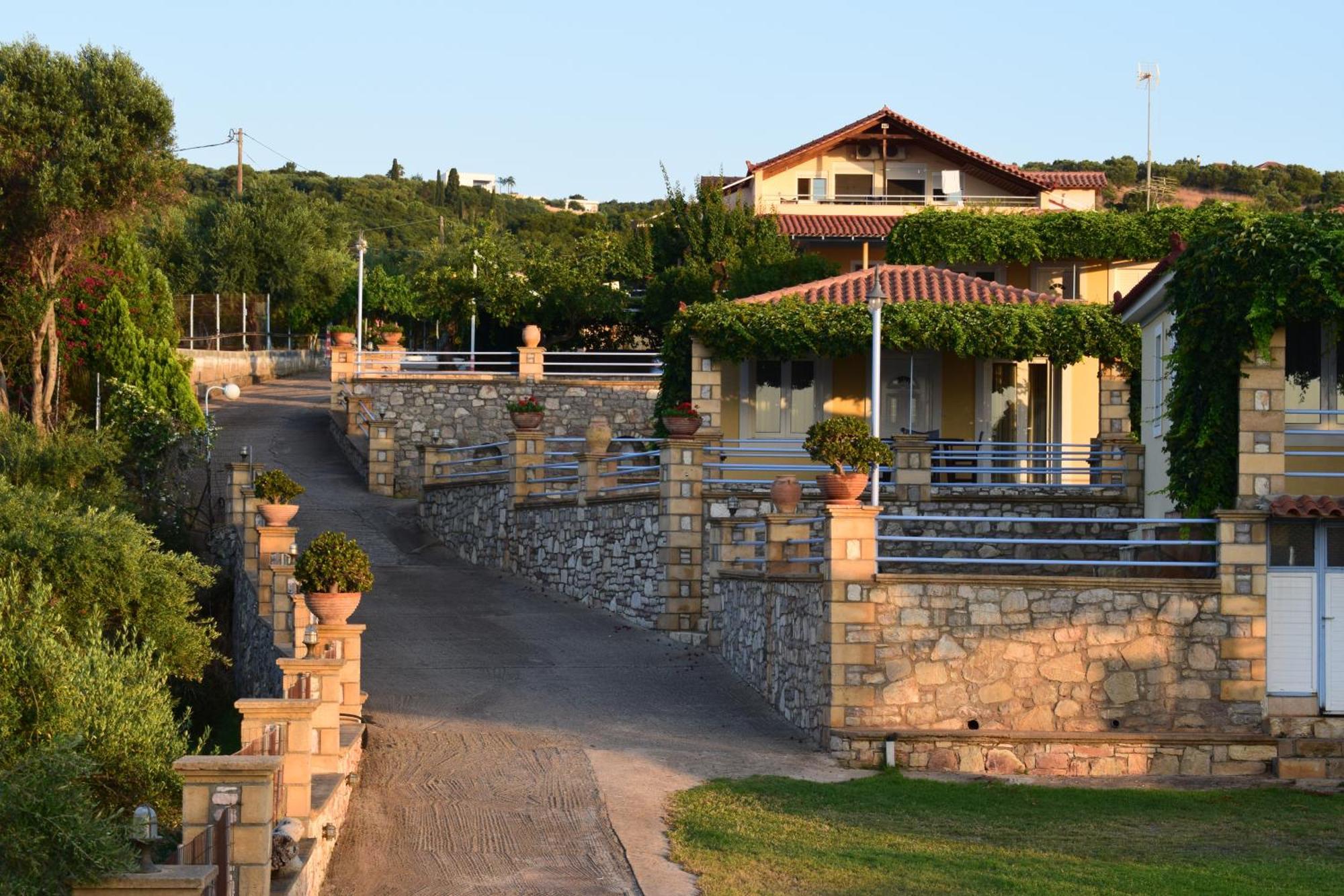 Alexandros Seaside Family Apartments & Villas - Paradise, 7' From Petalidi Kalamaki  Exterior photo